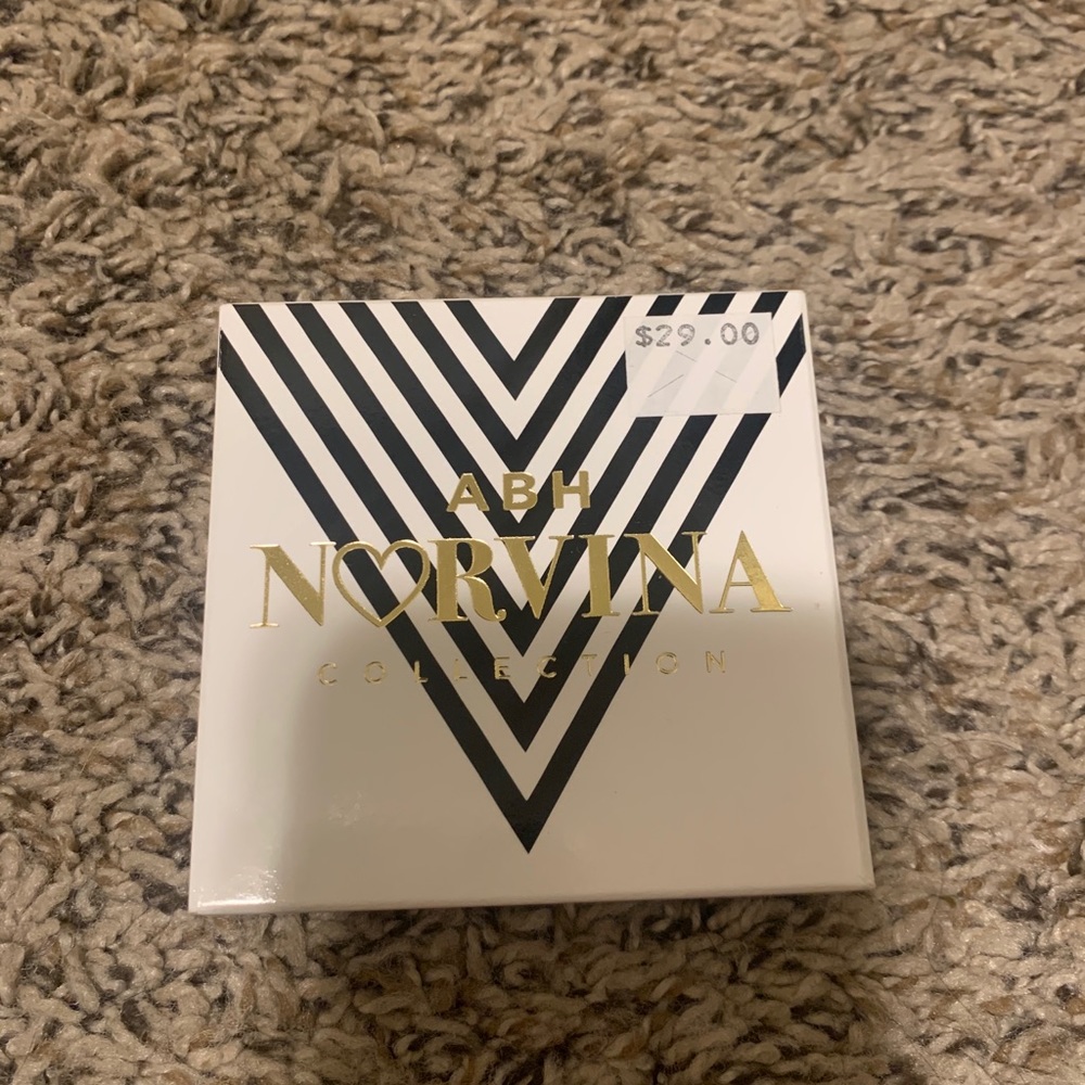 Norvina eyeshadow palette